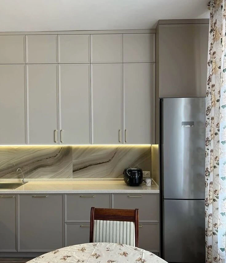 Кухня угловая в белом цвете