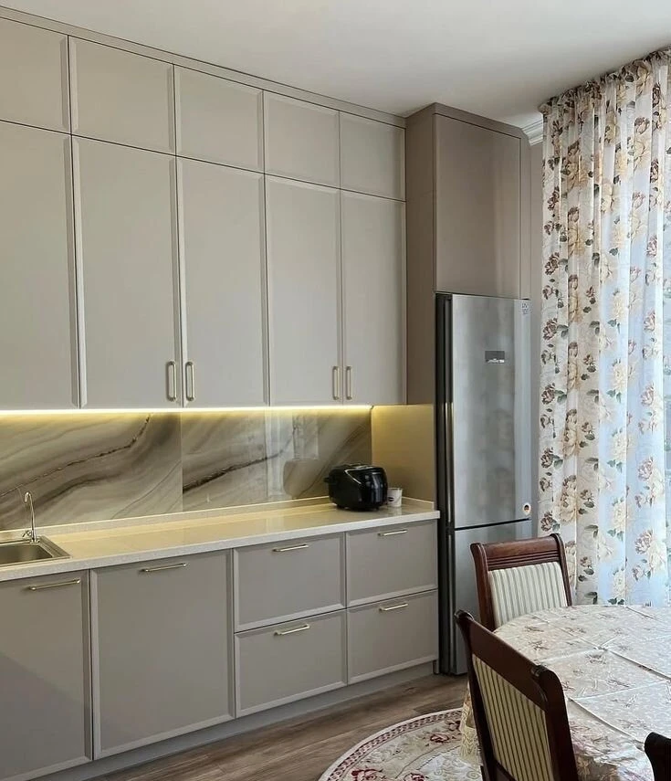 Кухня угловая в белом цвете